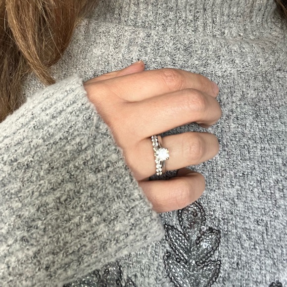 Platinum (stamped) and diamond band ⭐️ 💎
Size 6 - Picture 7 of 7